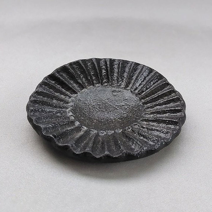 黒釉しのぎ丸豆皿